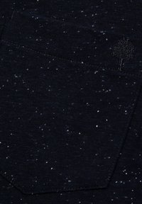 Navy T-Shirt mit gesprenkelter Textur, aus weichem Stoff gefertigt. Enthält ein kleines, gesticktes Baum-Logo auf der Brusttasche.