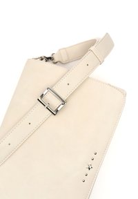Borsa in pelle bianca con tracolla regolabile, hardware in metallo argentato e borchie decorative in metallo, compresa un'accento a forma di stella.