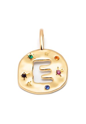 Goldanhänger mit einem ausgeschnittenen "E"-Form, geschmückt mit bunten Edelsteinen in Grün, Blau, Rosa und Orange, auf strukturiertem Gold gesetzt.