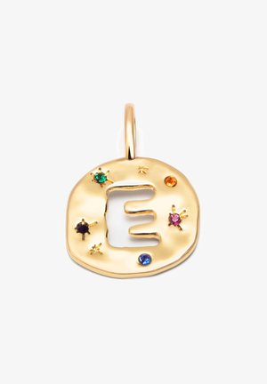 Zlatý prívesok so siluetou písmena "E", ozdobený farebnými drahokamami v zelenej, modrej, ružovej a oranžovej farbe, umiestnený na texturovanej zlatej ploche.