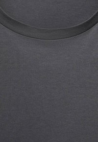 Tamno siva pamučna majica s okruglim izrezom i kratkim rukavima. Tkanina ima glatku teksturu i ujednačen pleteni uzorak.