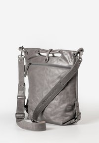 Borsa a spalla in pelle grigia con una finitura testurizzata, dotata di un top pieghevole, tracolla regolabile e tasca con zip sul davanti.