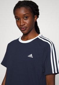 adidas Sportswear ESSENTIALS 3 STRIPES  - Potiskana majica - legend ink/white