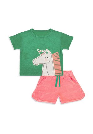 Grøn kortærmet skjorte med en grafik af en enhjørning med lukkede øjne, kombineret med pink shorts med elastisk talje, grønne bindebånd og sidelommer.