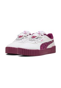 Białe sneakersy z purpurową, masywną podeszwą, z grafiką Hello Kitty oraz wzorem serca na języku i bocznej części. Sznurowadła w zestawie.