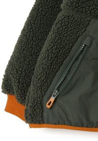 Donkergroene fleece jas mouw met gestructureerde stof, oranje ribgebreide manchetten en een ritszak met oranje trekkoord.