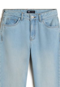 Jeans in denim azzurro chiaro con vita alta, cinque tasche, zip frontale e cuciture a contrasto. Il tessuto ha una consistenza morbida e leggermente scolorita.