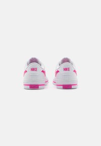 Nike Sportswear COURT LEGACY - Sportcipő - white/laser fuchsia