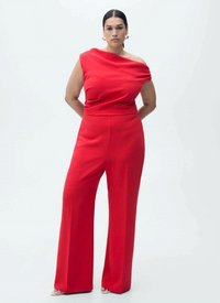 Červený overálek bez ramínek z hladkého, elastického materiálu, s přiléhavým korzetem a širokými kalhotami, se minimalistickými designovými prvky.