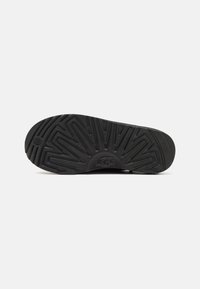 UGG CLASSIC SLIP ON UNISEX - Papuče - black