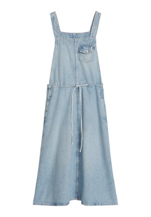 Lichtblauwe denim midijurk met brede banden, voorvak op de borst met knoopklep, zijzakken en een ceintuur om de taille.