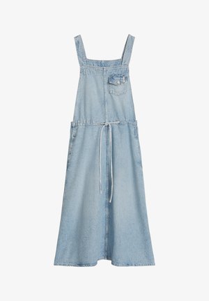 Lichtblauwe denim midijurk met brede banden, voorvak op de borst met knoopklep, zijzakken en een ceintuur om de taille.