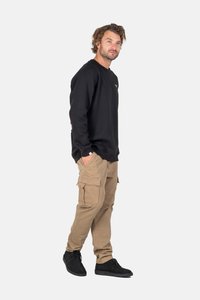 Schwarzer Rundhals-Pullover mit langen Ärmeln, kombiniert mit beigen Cargo-Hosen mit mehreren Taschen. Das Model trägt schwarze Schuhe.