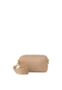 Beige läder crossbody-väska med gyllene detaljer. Har en texturerad yta, dragkedjestängning och ett märkesband med präglade bokstäver.