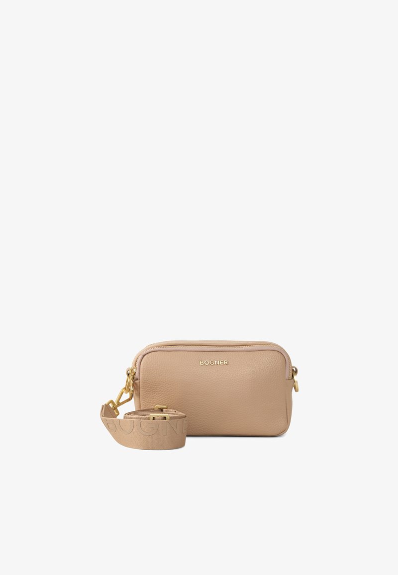 Borsa a tracolla in pelle beige con hardware dorato. Presenta una superficie testurizzata, chiusura con zip e tracolla con logo in rilievo.