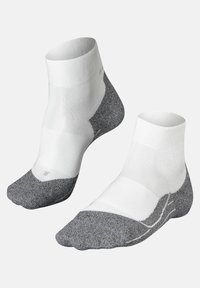 Calcetines tobilleros blancos y grises con un borde acanalado, puntera y talón grises reforzados, y un patrón texturizado gris en la suela.