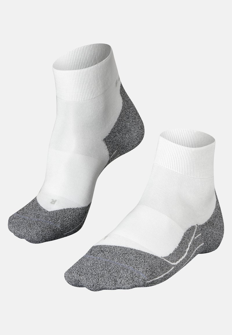 Calcetines tobilleros blancos y grises con un borde acanalado, puntera y talón grises reforzados, y un patrón texturizado gris en la suela.