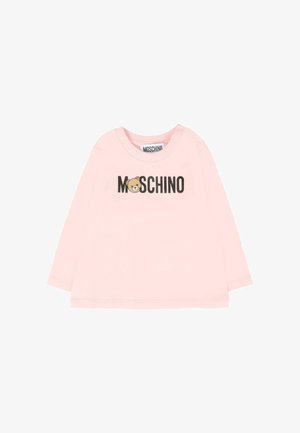 Różowa koszula z długim rękawem, wykonana z miękkiej bawełny, z logo misia i napisem "MOSCHINO" w kolorze czarnym. Wyróżnia się żebrowanym dekoltem i mankietami.