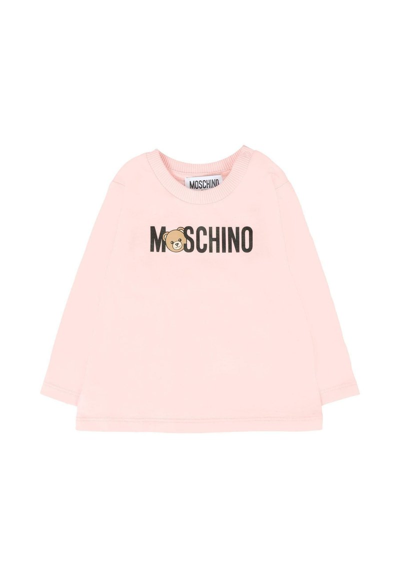 Maglietta a maniche lunghe rosa realizzata in morbido cotone, con logo di un orso e testo "MOSCHINO" in nero. Collo e polsini a costine.