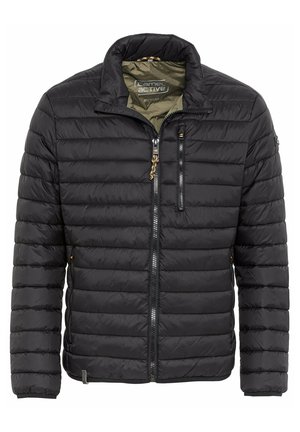 Zwarte pufferjack met een ritssluiting aan de voorkant en een staande kraag. Bevat een gestept patroon, een rits borstzak en een stoffen label aan de onderrand.