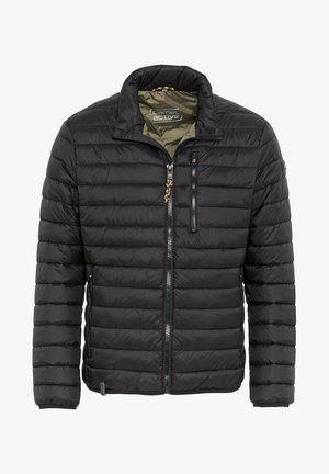 Zwarte pufferjack met een ritssluiting aan de voorkant en een staande kraag. Bevat een gestept patroon, een rits borstzak en een stoffen label aan de onderrand.