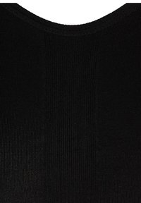Svart stickat tyg med ribbad struktur, med en sömlös svart halsringning. Designen är minimalistisk med små variationer i stickmönstret.