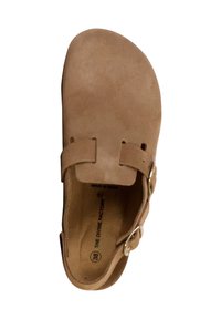 Sabot en daim tan avec un bout arrondi, deux sangles réglables et un accent en boucle dorée. L'intérieur présente le logo de la marque imprimé et la taille.