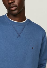 Tommy Hilfiger ESSENTIAL CREWNECK - Felpa - aegean