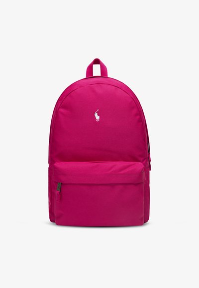 Rucsac roz din material textil cu textură netedă. Are un buzunar frontal, o mâner de sus și un mic logo alb pe față.