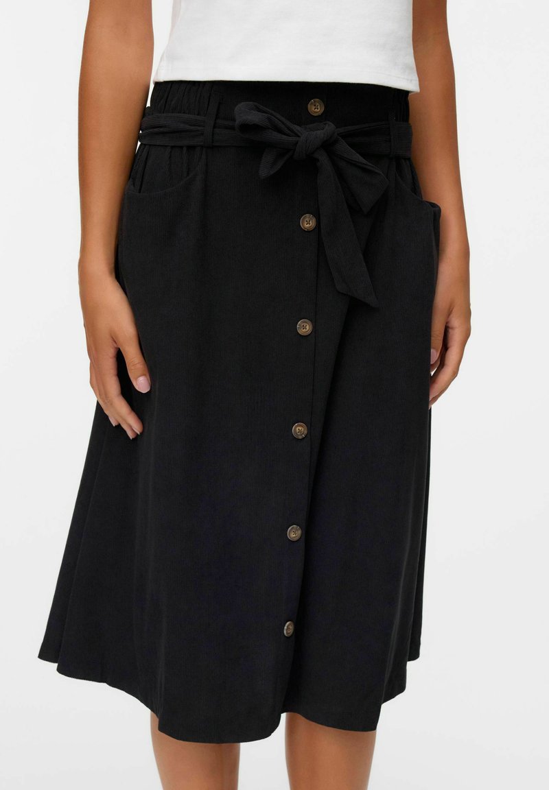 Jupe midi en velours côtelé noir avec une fermeture à boutons sur le devant, des poches latérales et une ceinture assortie à la taille pour un ajustement réglable.