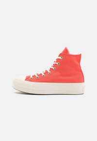 Zapatillas altas de lona coral vibrante, con cordones blancos y suela de goma con puntera texturizada. Diseño simple sin patrones.