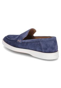 Marineblaue Wildleder Slip-On-Schuhe mit weißer Gummisohle, runder Zehenform, gestickten Akzenten und niedrigem Kragen für einfachen Tragekomfort. Lässiges Design.