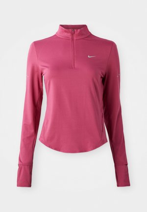 Bordo spalvos ilgomis rankovėmis sportinis megztinis su ketvirčio užtrauktuku, turintis prigludusią sliūdę ir pilką Nike logotipą ant krūtinės ir rankovės.