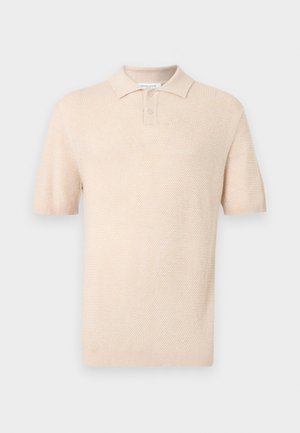Beige kortermet strikket polo med strukturert mønster, to-knapps klaff og ribbestrikket krage og ermepartier.