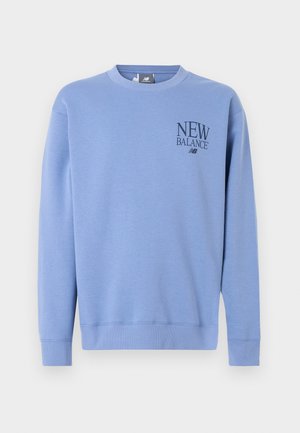 Sudadera de cuello redondo azul claro con mangas largas y el logo de "New Balance" impreso en el pecho izquierdo.