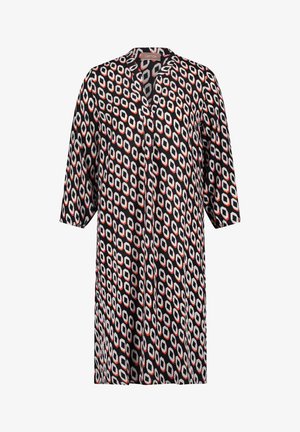 Bedrucktes Kleid mit schwarzem Grund, das ein geometrisches Muster in Weiß, Rot und Grautönen aufweist. Es hat einen eingeschnittenen Kragen und drei Viertelärmel.