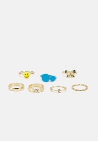 Conjunto de oito anéis: faixas em metal dourado com diversos desenhos, incluindo uma cara sorridente amarela, acentos circulares azuis e um motivo de borboleta.