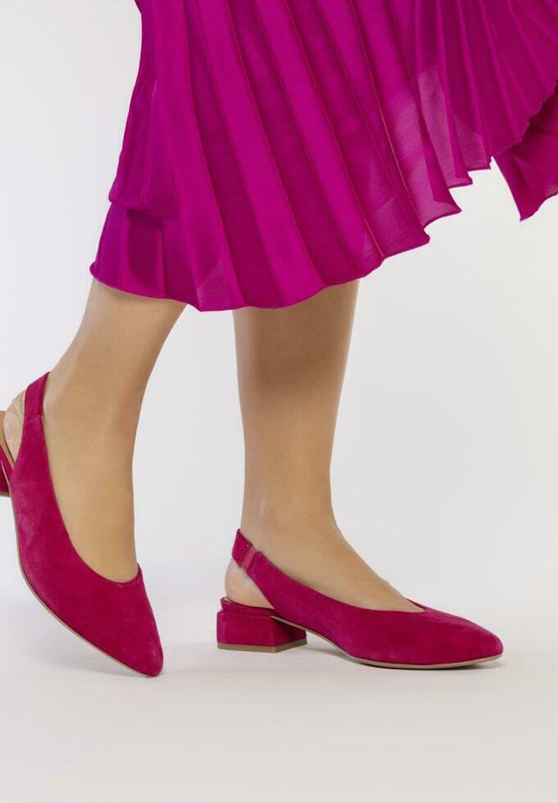 Zapatos de ante fucsia tipo slingback con punta afilada, tacón bajo y un diseño elegante. La tela tiene una textura suave.