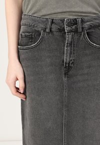 High-waisted gray denim skirt with a straight cut, featuring front pockets and contrast stitching along the seams.