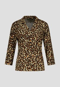 Een blouse met luipaardprint, lange mouwen, een v-hals en twee knopen op de borst. Het materiaal is soepel met een lichte textuur.