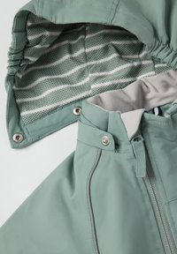 Lichtgroene jas met gestreepte mesh-voering, afneembare capuchon en een rits aan de voorkant met drukknoopsluiting bij de kraag.