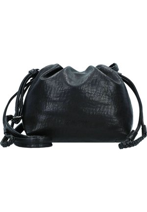 Sac en cuir noir avec cordon de serrage, texture froissée, bandoulière ajustable en tresse et logo embossé à l'avant.