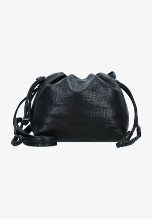 Zwarte leren trekkoord tas met een gekreukt textuur, verstelbare gevlochten schouderriem en een reliëflogo aan de voorkant.