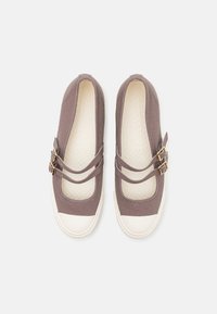 Zapatillas de lona gris con detalle de doble correa con hebilla, punta redonda y suela de goma blanca. Plantilla texturizada con un patrón geométrico.