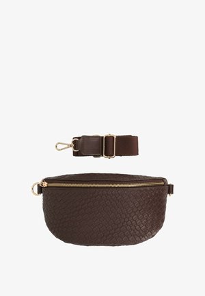 Marsupio in pelle intrecciata marrone con cerniera e accessori dorati. Include una tracolla in tessuto marrone staccabile con fibbia regolabile.
