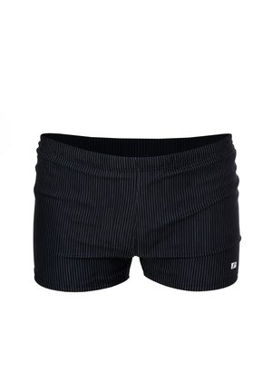 Czarne kąpielówki w białe prążki, wykonane z oddychającego materiału, z elastycznym paskiem w talii i małym logo po boku.