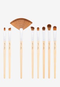 Set von acht Make-up-Pinseln mit beige-farbenen Holzgriffen und weichen, braunen Borsten. Enthält einen Fächerpinsel und verschiedene Pinselarten für feine Details.