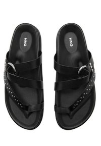 Černé ploché sandály s překříženými pásky, stříbrnou sponou a hroty, označené "MNG" na stélce.