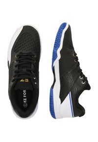 Svarta idrottsskor med en texturerad yta, vit och blå sula, guldiga accenter på snörena och en strömlinjeformad design.