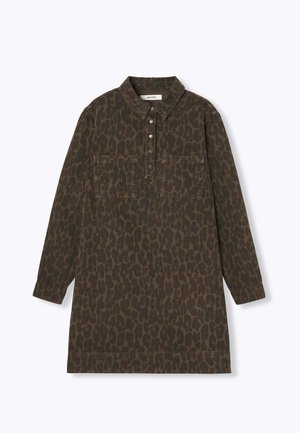 Robe-chemise à imprimé léopard en vert foncé et marron, avec un col, une fermeture boutonnée devant et deux grandes poches poitrine.